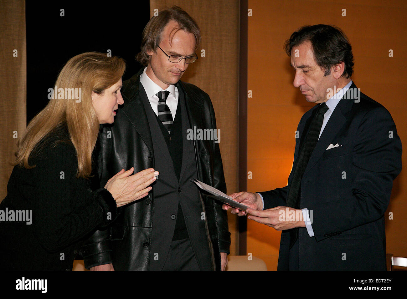 Tokio, Japan. 9. Januar 2015. (L, R) Lucy Birmingham, Richard Lloyd Parry, Thierry Dana, (L, R) Lucy Birmingham Präsident der Foreign Correspondents Club of Japan und Richard Lloyd Parry President der ausländischen Presse in Japan präsentieren einen Brief an den französischen Botschafter Thierry Dana in einer Geste der Anteilnahme und Solidarität für den Angriff auf die Büros der französischen satirischen Zeitschrift Charlie Hebdo in Paris am Mittwoch. Bildnachweis: Aflo Co. Ltd./Alamy Live-Nachrichten Stockfoto