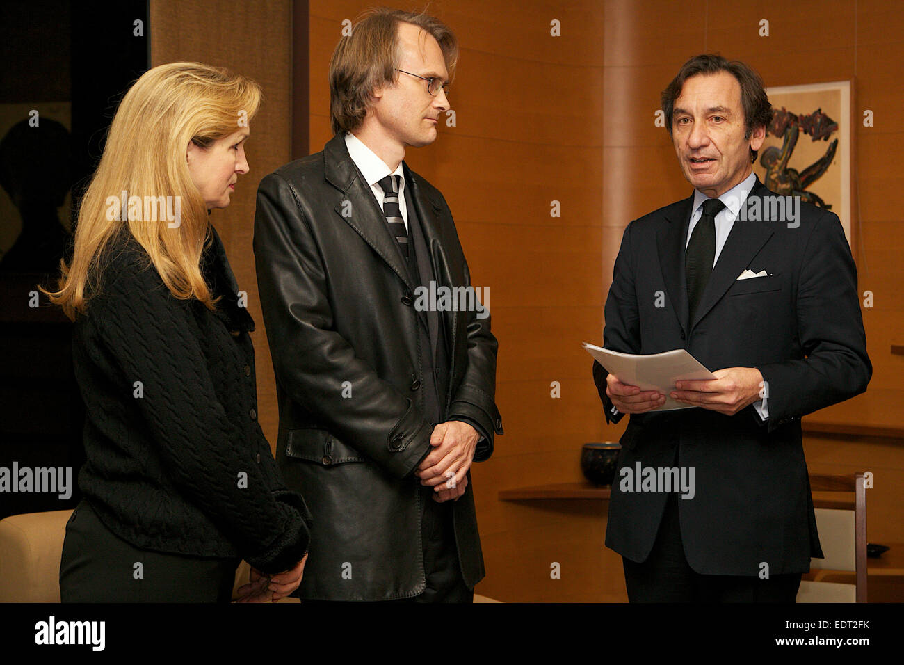 Tokio, Japan. 9. Januar 2015. (L, R) Lucy Birmingham, Richard Lloyd Parry, Thierry Dana, französischer Botschafter Thierry Dana erhält von Lucy Birmingham Präsident der Foreign Correspondents Club of Japan und Richard Lloyd Parry President der ausländischen Presse in Japan ein Kondolenzschreiben schreiben und Solidarität für den Angriff auf die Büros der französischen satirischen Zeitschrift Charlie Hebdo in Paris am Mittwoch. Bildnachweis: Aflo Co. Ltd./Alamy Live-Nachrichten Stockfoto