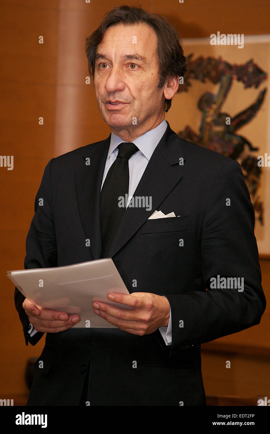 Tokio, Japan. 9. Januar 2015. Thierry Dana französischer Botschafter empfängt Botschafter Frankreichs Thierry Dana Lucy Birmingham Präsident der Foreign Correspondents Club of Japan und Richard Lloyd Parry President der ausländischen Presse in Japan ein Kondolenzschreiben schreiben und Solidarität für den Angriff auf die Büros der französischen satirischen Zeitschrift Charlie Hebdo in Paris am Mittwoch. Bildnachweis: Aflo Co. Ltd./Alamy Live-Nachrichten Stockfoto