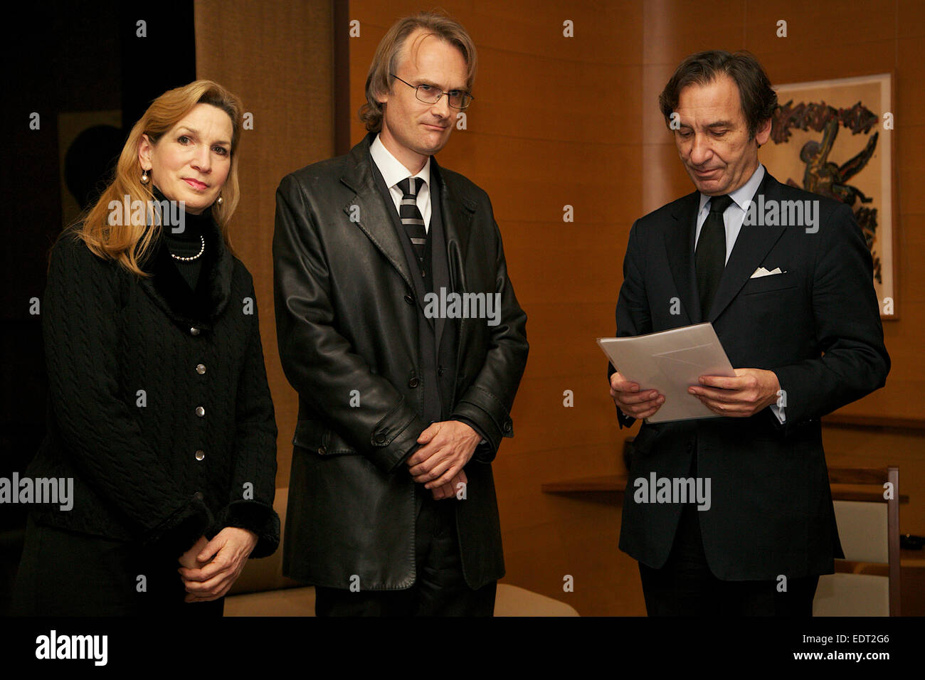 Tokio, Japan. 9. Januar 2015. (L, R) Lucy Birmingham, Richard Lloyd Parry, Thierry Dana, französischer Botschafter Thierry Dana erhält von Lucy Birmingham Präsident der Foreign Correspondents Club of Japan und Richard Lloyd Parry President der ausländischen Presse in Japan ein Kondolenzschreiben schreiben und Solidarität für den Angriff auf die Büros der französischen satirischen Zeitschrift Charlie Hebdo in Paris am Mittwoch. Bildnachweis: Aflo Co. Ltd./Alamy Live-Nachrichten Stockfoto