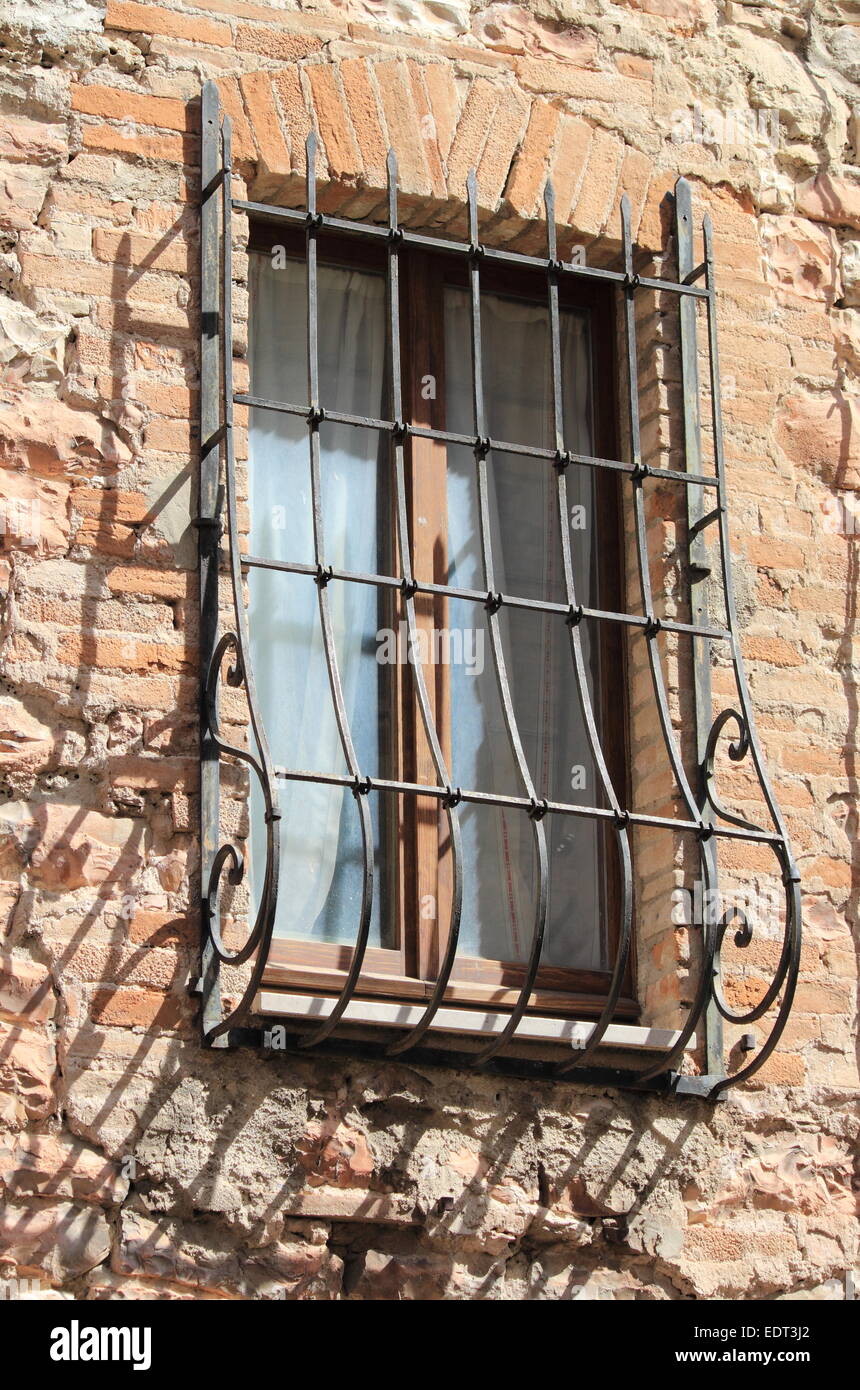 Mittelalterlichen Fenster mit freitragenden Rost Stockfoto