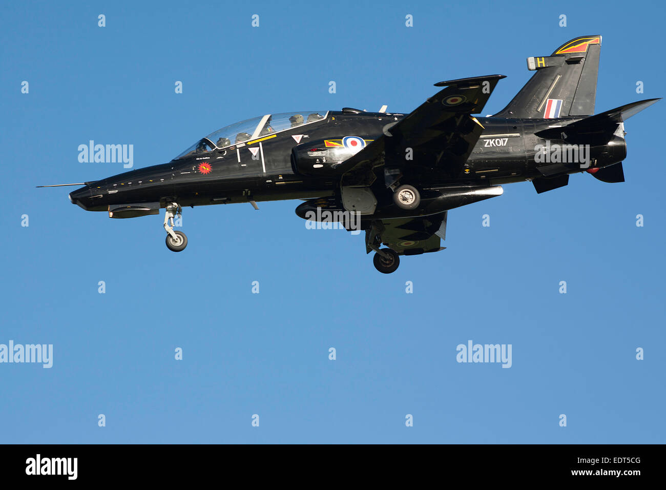 RAF Hawk ZK017 auf Finale für Piste 32 RAF Valley, Anglesey Stockfoto