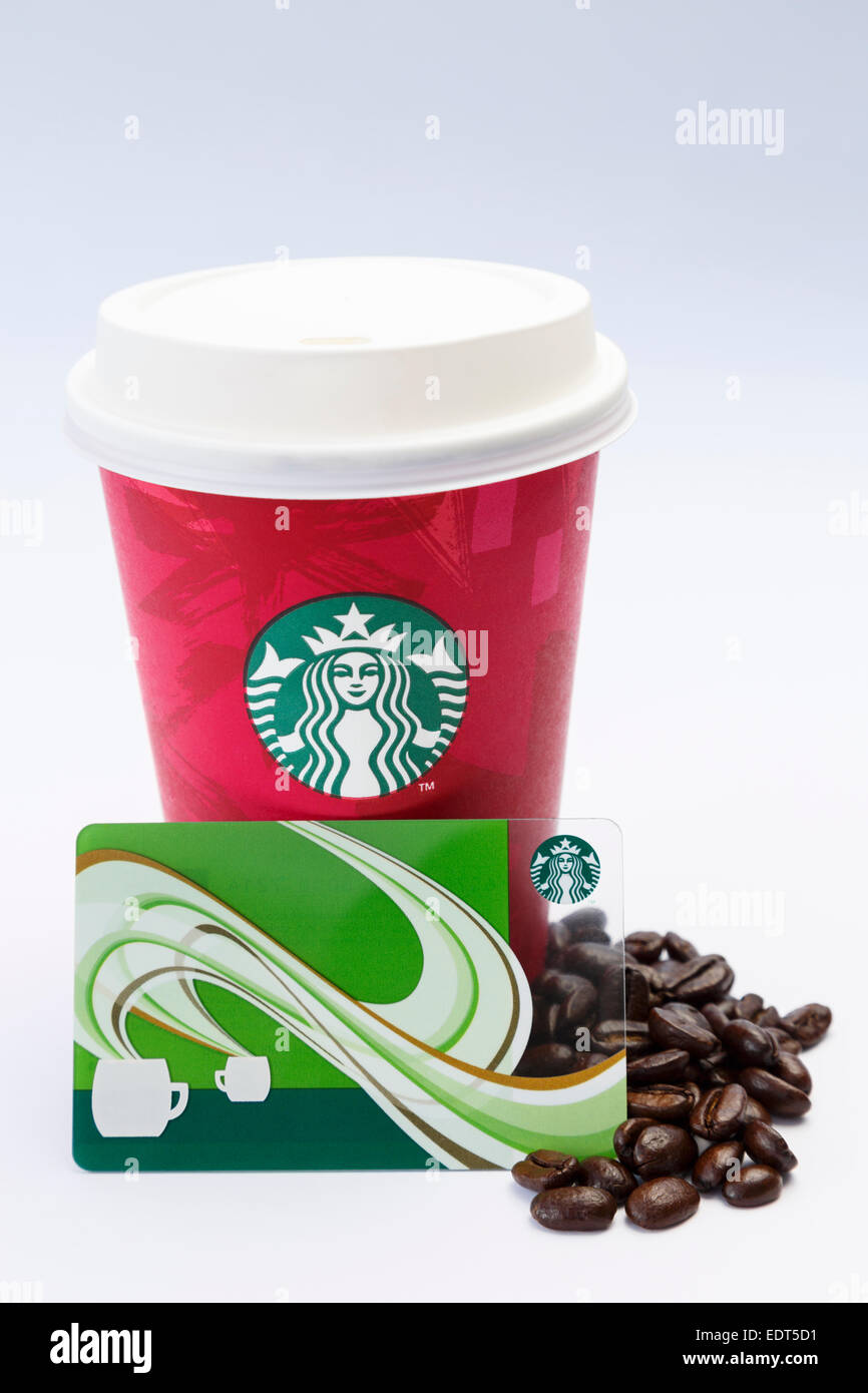 Starbucks einweg Take-away-Papier Kaffeetasse mit Kunststoff Getränk - durch Deckel, Treuepunkte Karte und Kaffee aus frisch gemahlenen Bohnen auf einfachen Hintergrund. Großbritannien Stockfoto