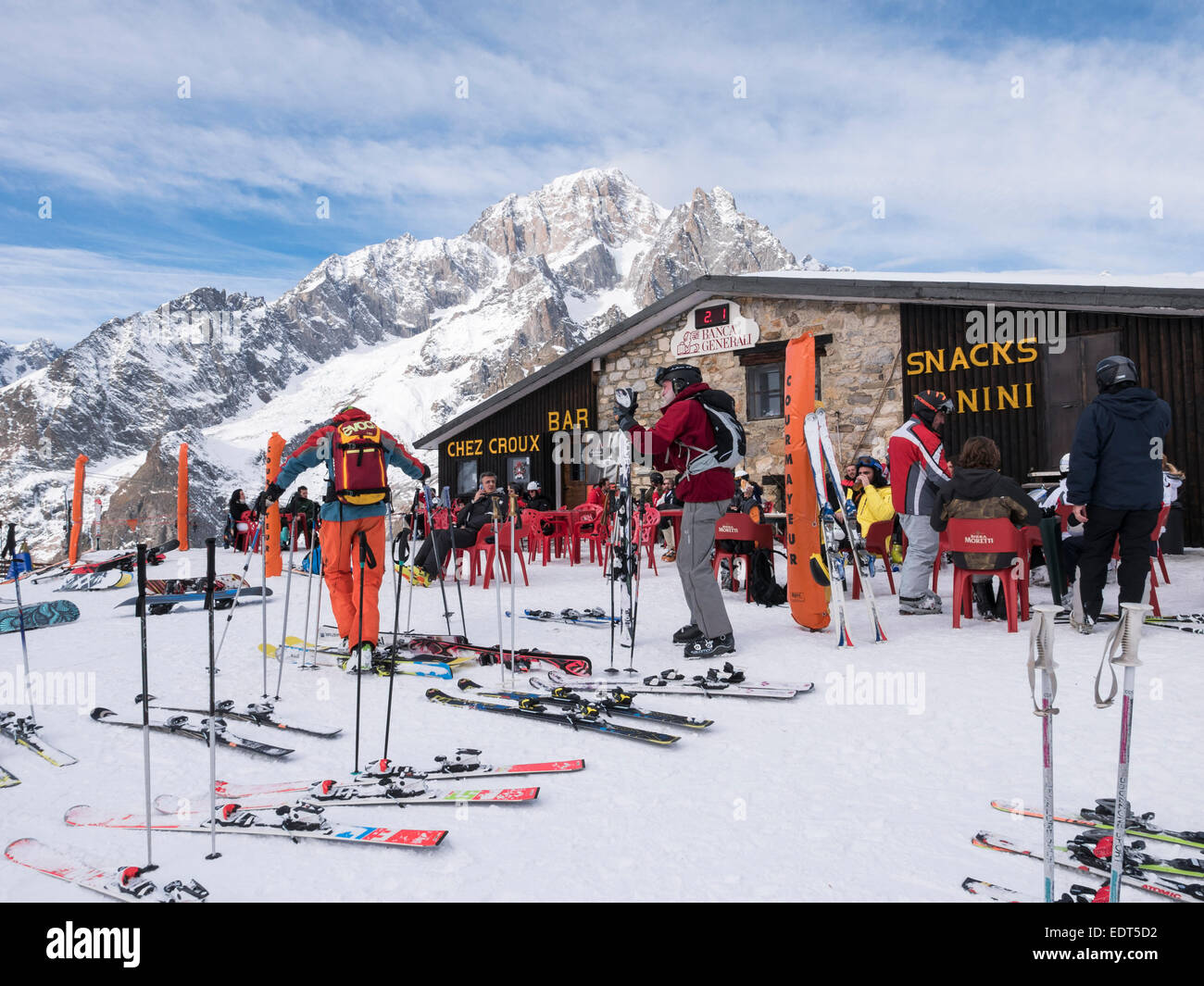 Ski und Skifahrer außerhalb Chez Croux ski bar Café Restaurant in Graian Alpen mit Schnee Courmayeur, Valle d ' Aosta, Italien, Europa Stockfoto