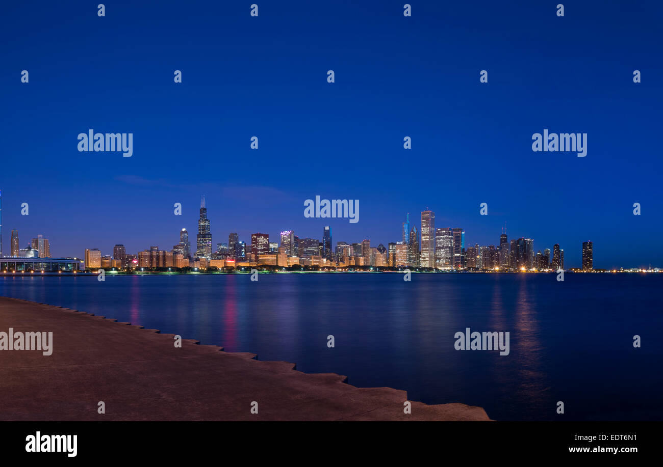 Chicago Skyline Stadtbild Panorama Panorama mit Pier im Vordergrund Stockfoto