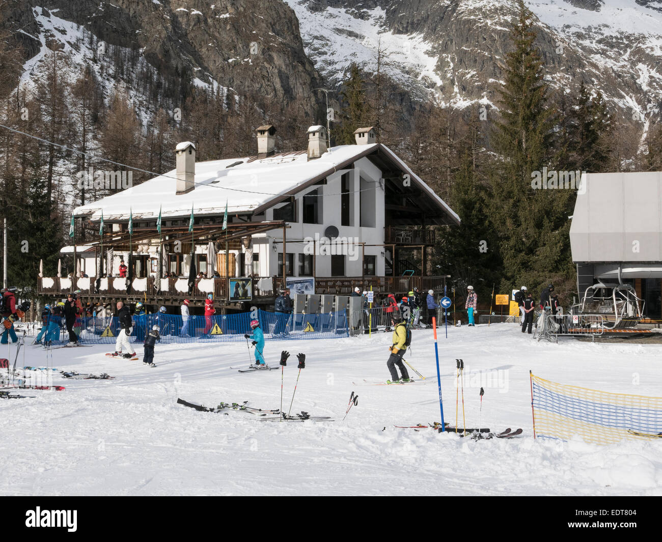 Zerotta Restaurant Talstation Sessellift auf schneebedeckte Pisten in den italienischen Alpen Skigebiet Courmayeur Valle d ' Aosta Italien Europa Stockfoto