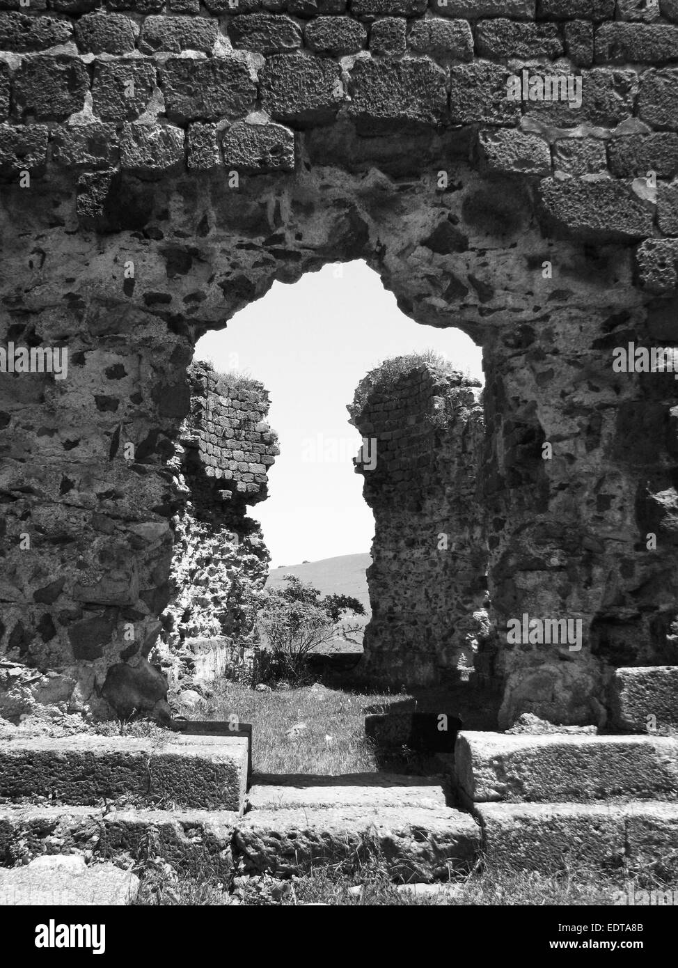 Schwarz-weiß Foto der Ruinen des alten Klosters Stockfoto