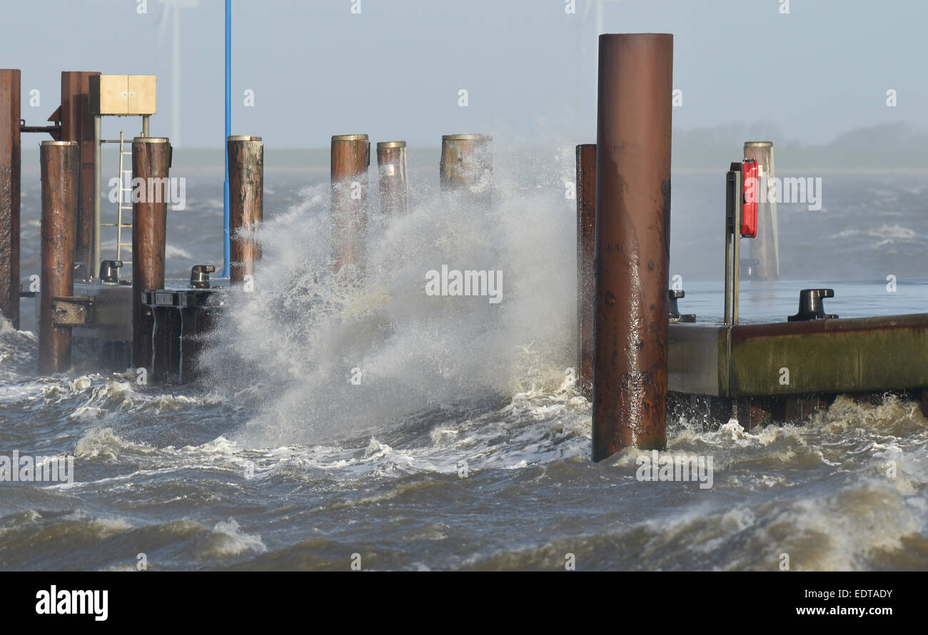 Dagebuell, Deutschland. 9. Januar 2015. Wellen Absturz gegen einen Pier in Dagebuell, Deutschland, 9. Januar 2015. Zwei Hurrikan Tröge werden im Norden über das Wochenende getroffen. Foto: CARSTEN REHDER/Dpa/Alamy Live News Stockfoto