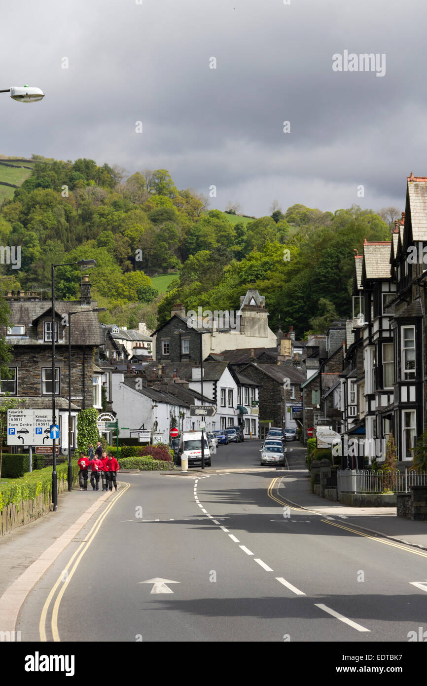 Rothay Road, Ambleside, Cumbia, läuft neben weißen Platt Spielgelände mit Blick auf das Zentrum der Stadt.  im Lake District. Stockfoto