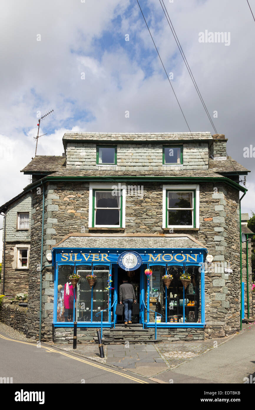 Ambleside im Lake District mit dem Silver Moon touristischen Handel Geschenk Shop auf North Road nahe dem Stadtzentrum, Cumbria. Stockfoto