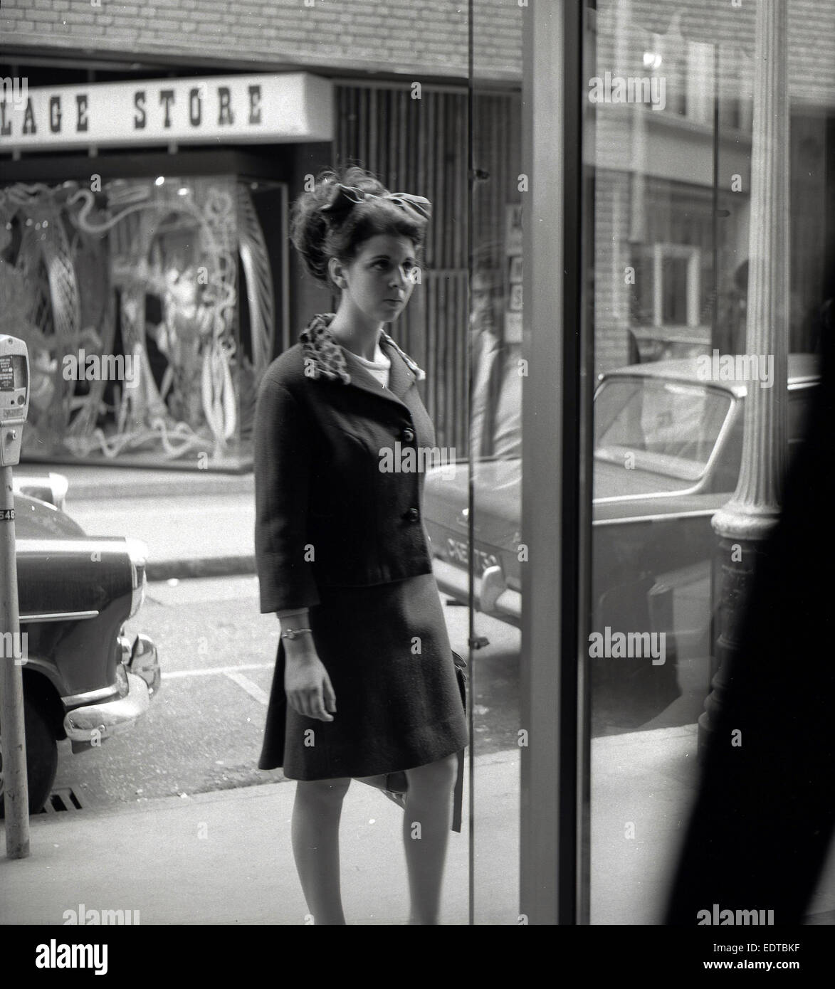 1960er Jahre, historisches Bild einer jungen Dame Schaufensterbummel, Carnaby Street, Central London, England, Großbritannien. Mit seinen Geschäften, die die neueste britische Mode für Männer und Frauen verkauften, wurde die Straße in den schwingenden Sechzigern zum richtigen Ort. Stockfoto