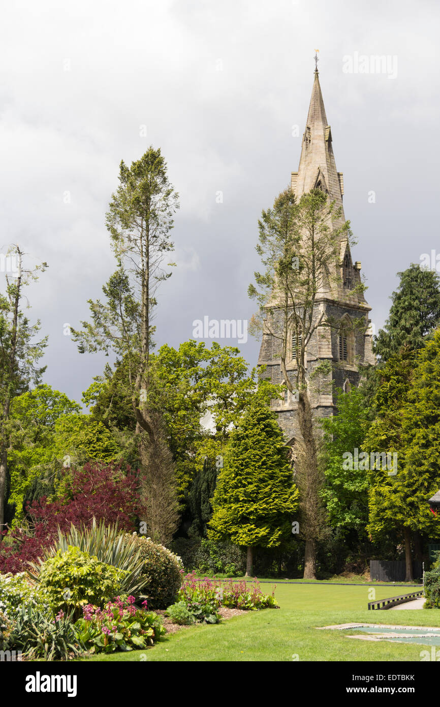 Der Turm von Ambleside' s Str. Marys Kirche von England mit Blick auf Teil des weißen Platts Recreation Ground, Rothay Road, im Lake District. Stockfoto