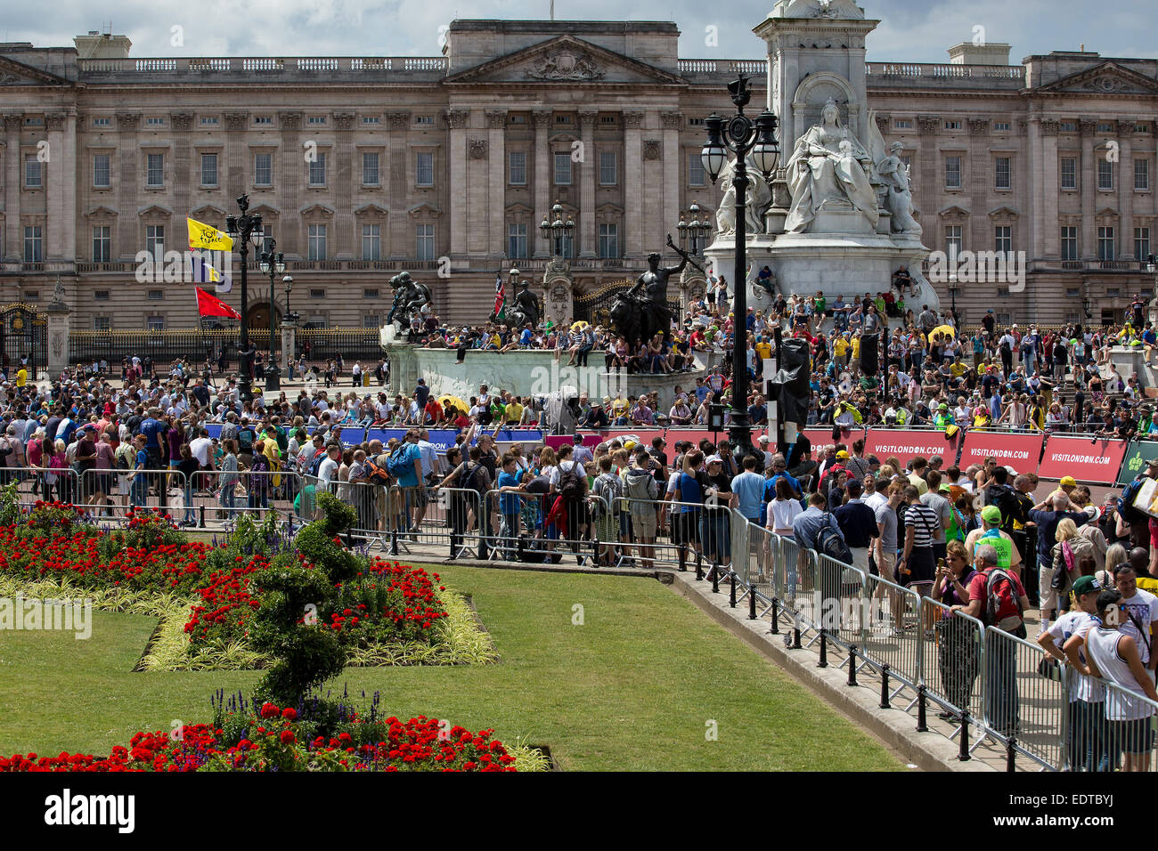 Großen Kundenansturm außerhalb Buckingham Palace und der Mall für das Finish der Stufe 3 in der "Tour de France" Featuring: General View Where: London, Vereinigtes Königreich: 7. Juli 2014 Stockfoto