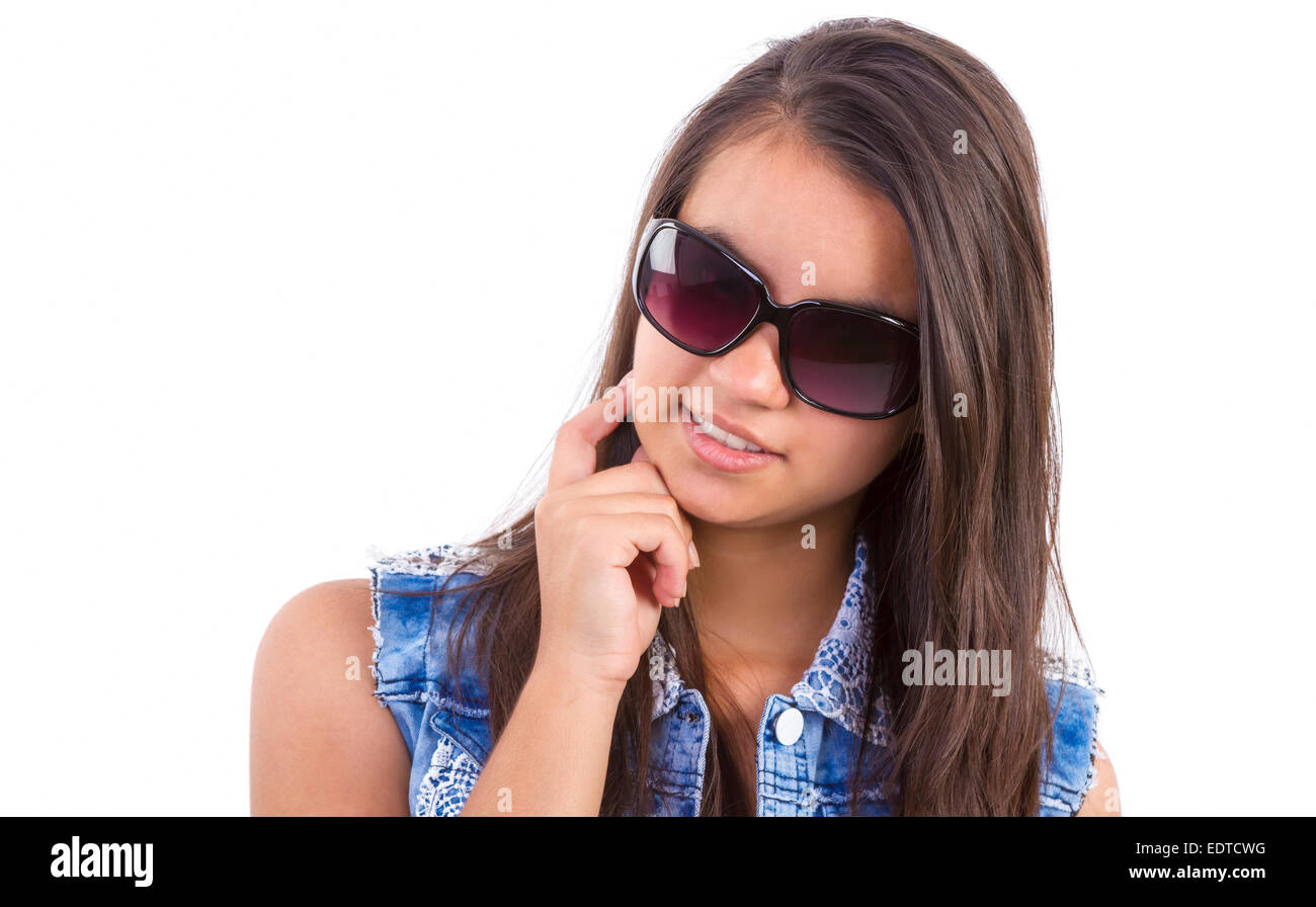 Teenager-Mädchen mit Sonnenbrille auf weißem Hintergrund Stockfoto