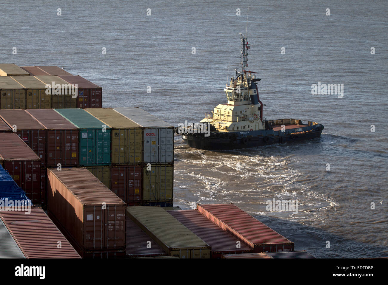 Ein Schlepper ziehen das Panama registrierte Containerschiff MSC Sandra an der Seaforth Docks, Liverpool, England, UK. Stockfoto