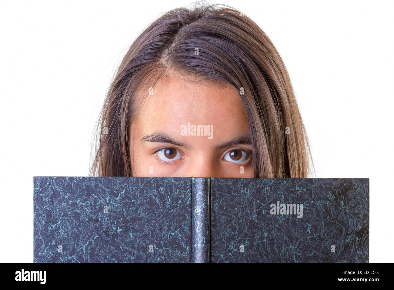 Closeup Portrait der niedliche Brünette mit Buch auf weißem Hintergrund Stockfoto