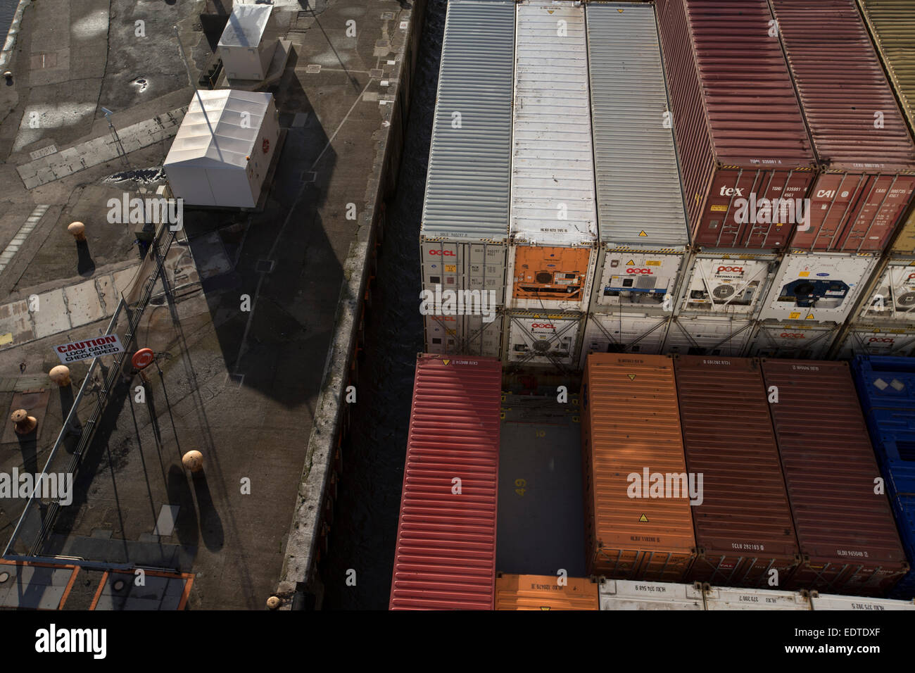 Das Panama registrierte Containerschiff MSC Sandra, verlassen Seaforth Docks, Liverpool, England, UK. Stockfoto