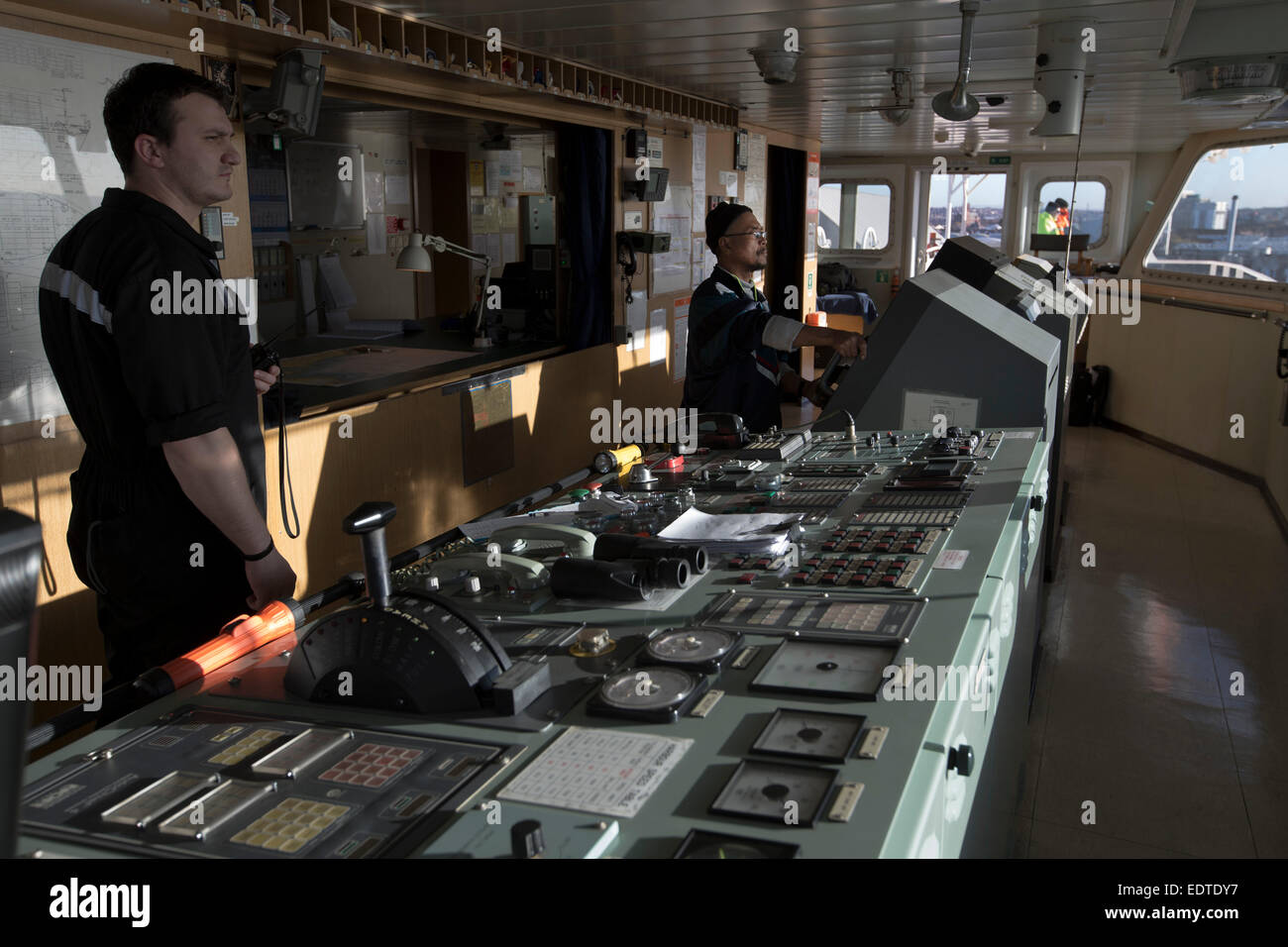Die Mannschaft arbeitet auf der Brücke der Panama registrierte Containerschiff MSC Sandra, Seaforth Dock, Liverpool, England, UK. Stockfoto