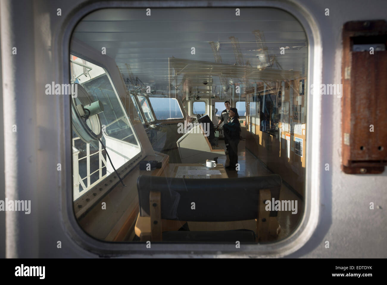 Die Mannschaft arbeitet auf der Brücke der Panama registrierte Containerschiff MSC Sandra, Seaforth Docks, Liverpool, England, Vereinigtes Königreich. Stockfoto