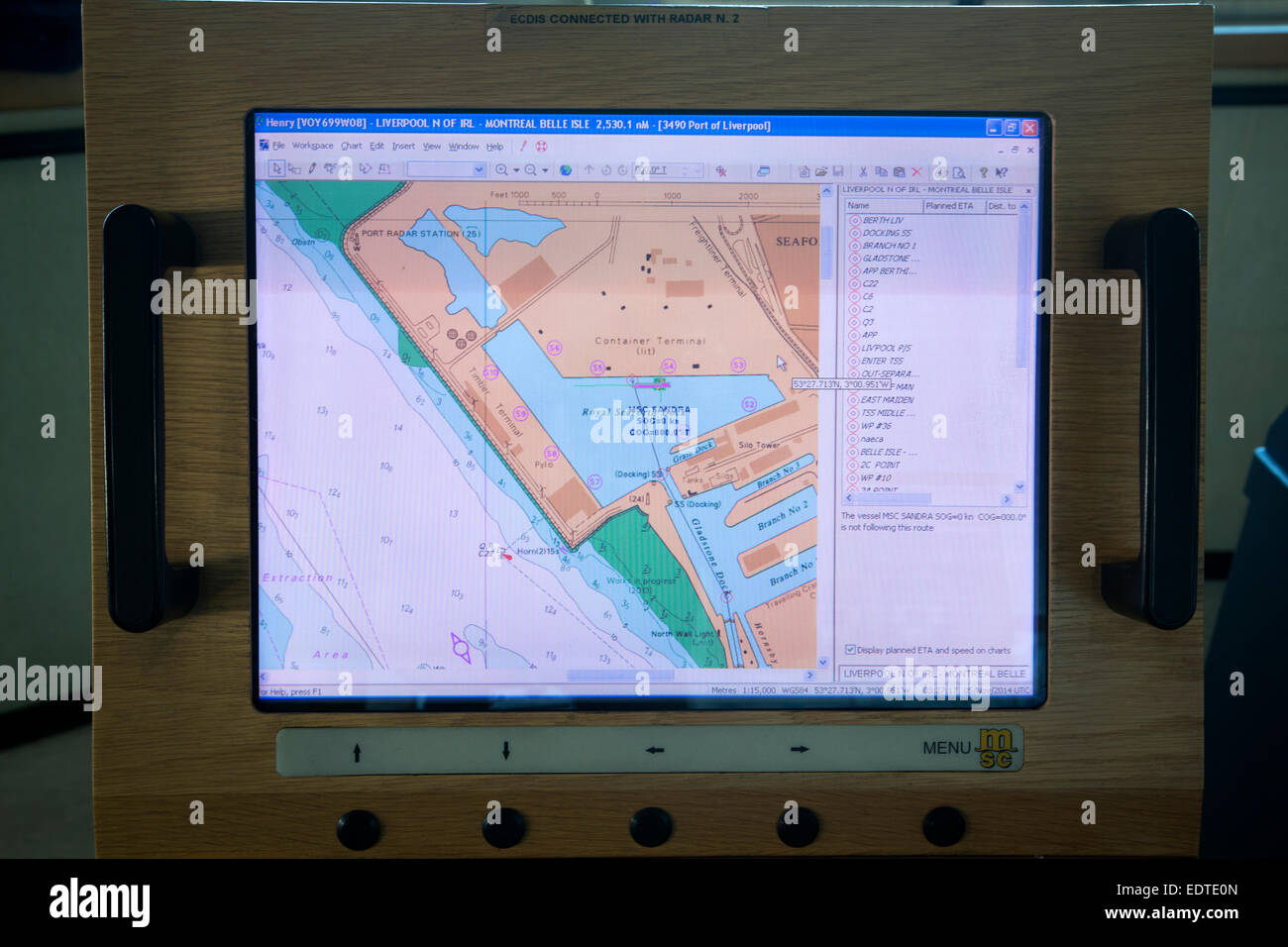 Elektronische Seekarte auf der Brücke der Panama registrierte Containerschiff MSC Sandra, Segeln von Seaforth Docks, Liverpool, UK. Stockfoto