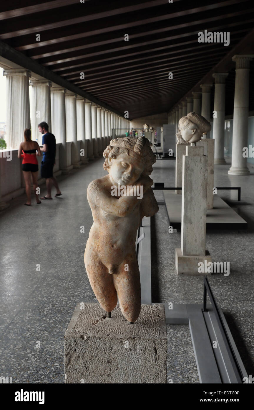 Statue des Eros Amor Gott der Liebe und Besucher Stoa des Attalos in der antiken Agora. Stockfoto