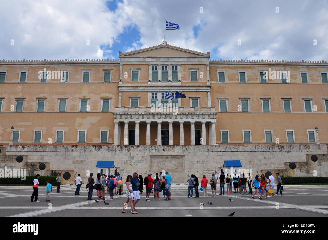 Besucher des griechischen Parlaments. Touristen fotografieren mit den Evzone Soldaten am Grab des unbekannten Soldaten. Stockfoto