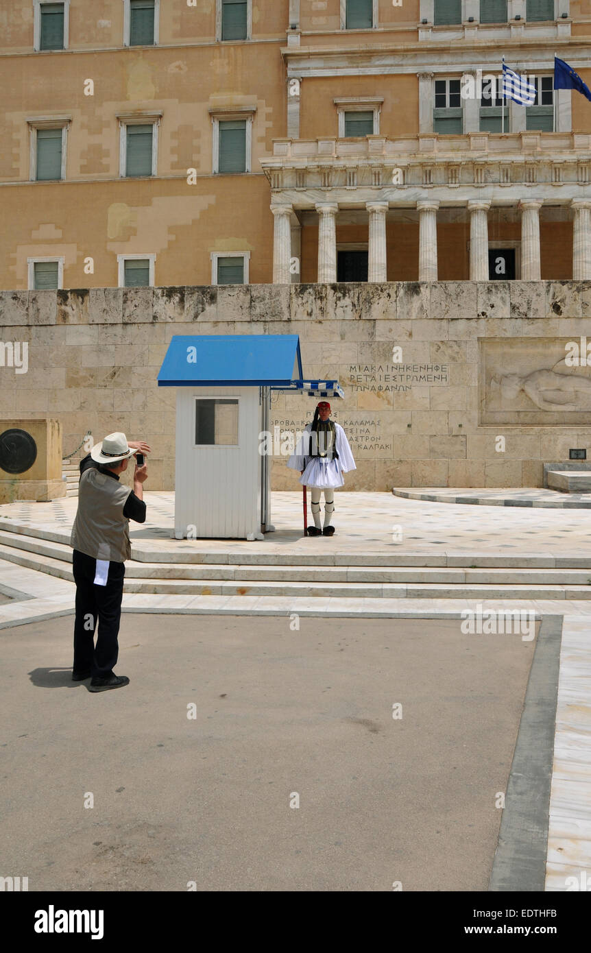 Touristen fotografieren der griechischen Parlament und Evzone Garde mit traditionellen Uniform am Grab des unbekannten Soldaten. Stockfoto