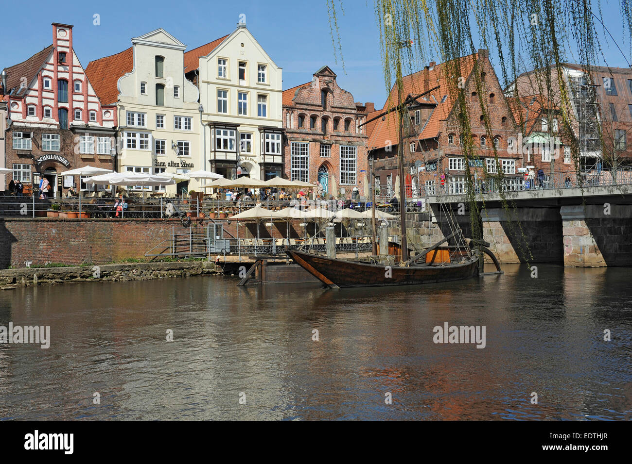 Historische Giebel an der weist durch das Wasser des Flusses Ilmenau, 21. April 2013 Stockfoto