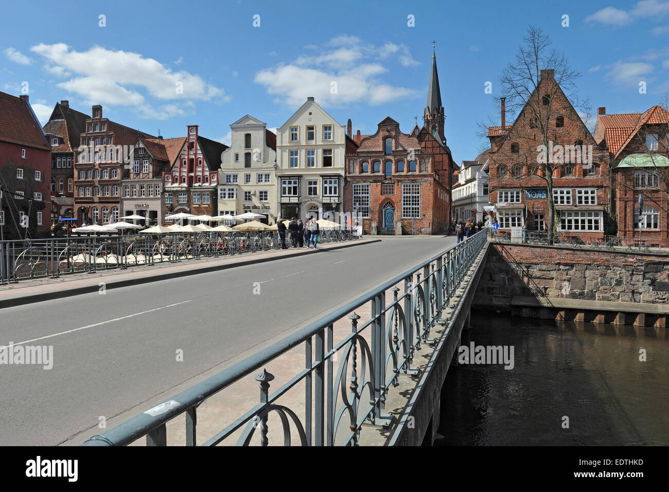Brücke über den Fluss Ilmenau am weist mit historischen Fassaden, 21. April 2013 Stockfoto