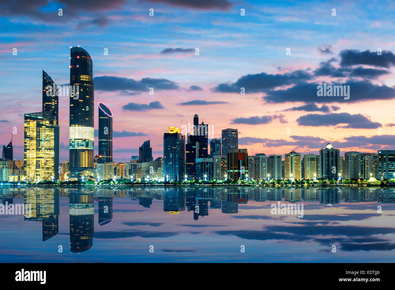 Blick auf Skyline von Abu Dhabi bei Sonnenuntergang, Vereinigte Arabische Emirate Stockfoto