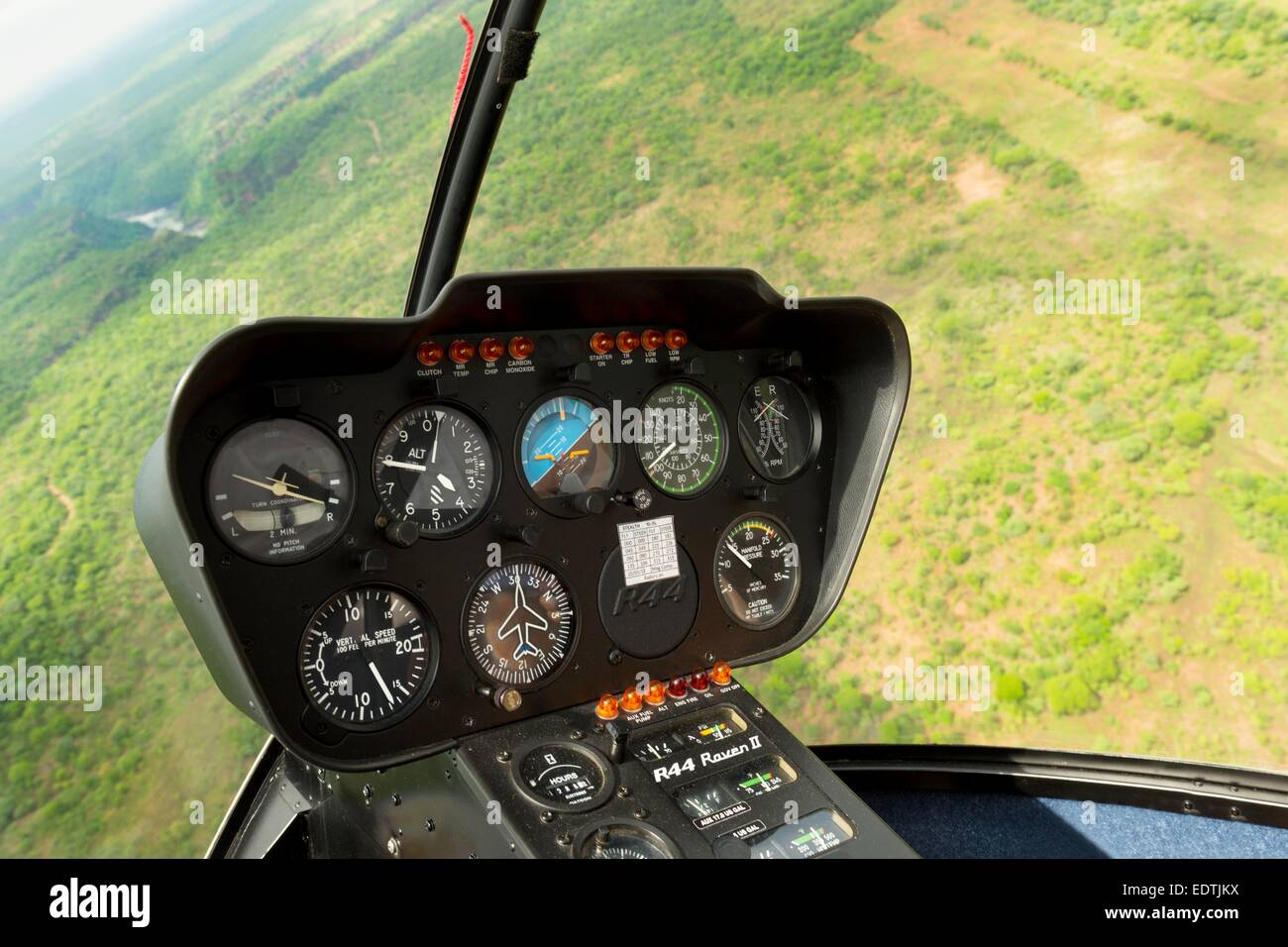 Bild von der Cockpit-Instrumente eines kleinen Hubschrauber als es Airbourne bekommt und bereitet über die Victoriafälle, Afrika zu fliegen. Stockfoto