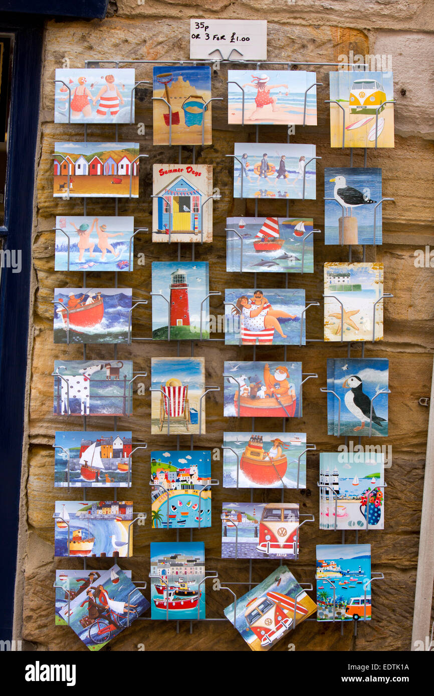 Großbritannien, England, Yorkshire, Whitby, Church Street, humorvolle Bild Postkarte display Stockfoto