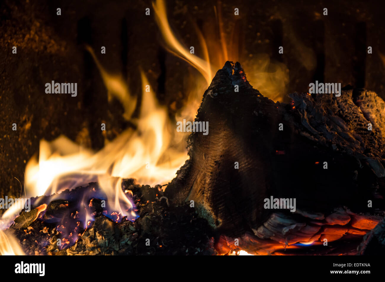 Brennendes Feuer in einem Kamin Stockfoto