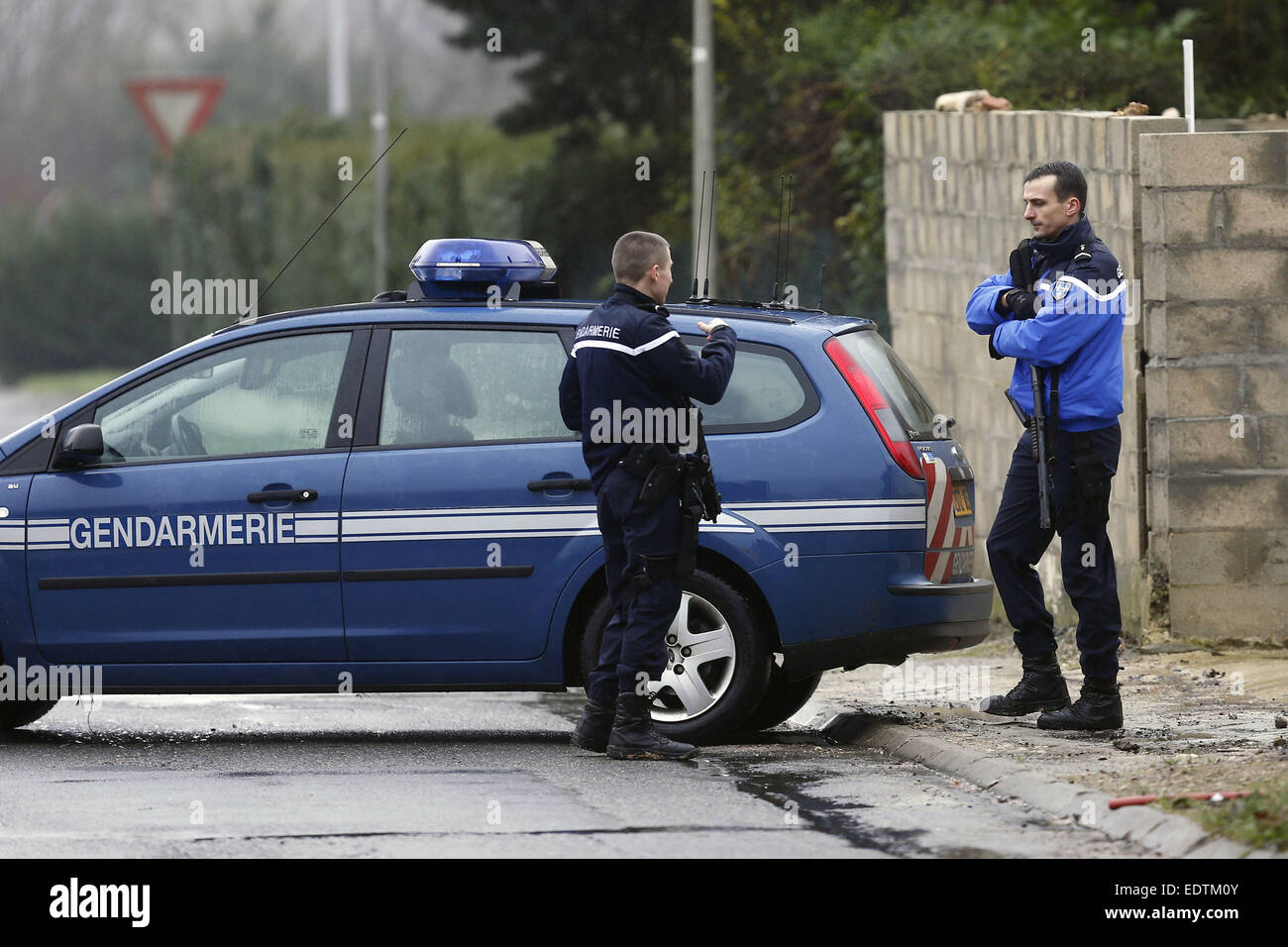 Paris, Frankreich. 9. Januar 2015. Polizei Wache in der Straße von Damartin-de-Goele, Frankreich, 9. Januar 2015. Französische Innenminister Bernard Cazeneuve sagte Freitag Morgen "ist ein wichtiger Vorgang im Damartin-de-Goele." Kurz vor seiner Rede wurden Schüsse während einer Verfolgungsjagd in der Region mit zwei verdächtigen gehört, gedacht, um die Brüder, die Durchführung des bewaffneten Angriffs am Sitz des Satiremagazins Charlie Hebdo Paris ansässige am Mittwoch sein. Bildnachweis: Raoul Chombier/Xinhua/Alamy Live-Nachrichten Stockfoto