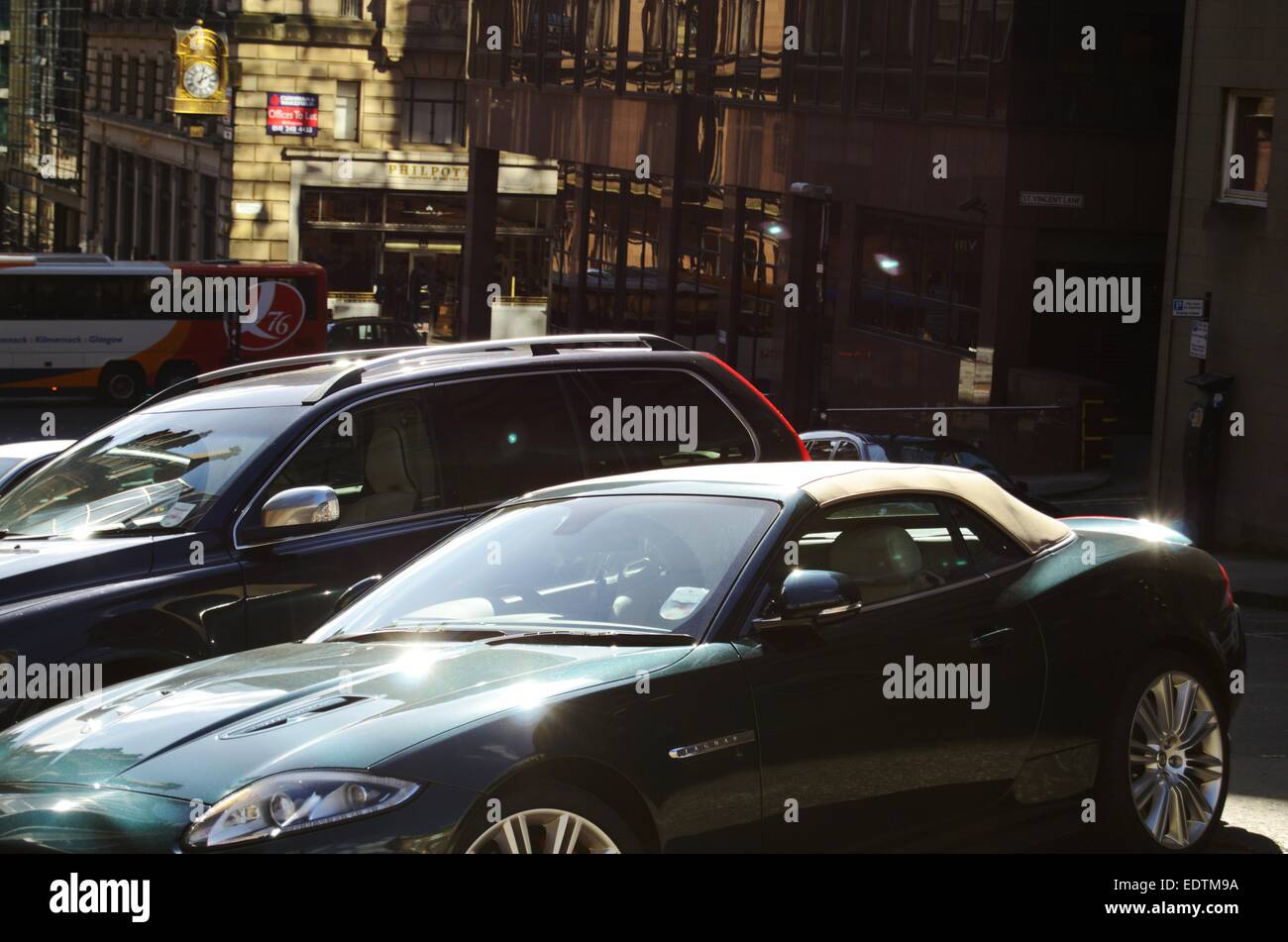 Autos parken auf West Campbell Street in Glasgow, Schottland Stockfoto