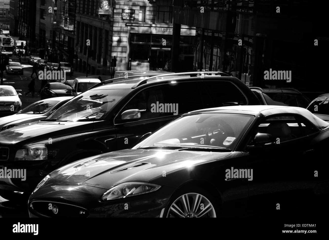 Autos parken auf West Campbell Street in Glasgow, Schottland Stockfoto