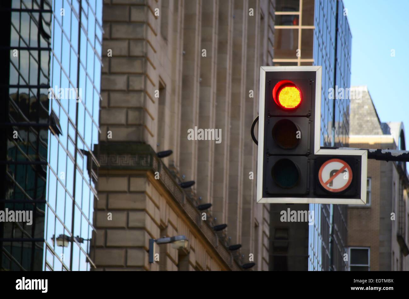 Ampel in International Financial Services Bezirk (IFSD) in Glasgow, Schottland Stockfoto