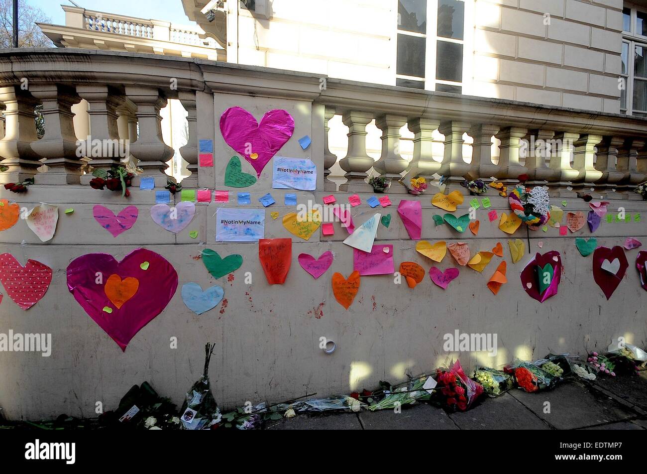 London, Vereinigtes Königreich, Vereinigtes Königreich. 9. Januar 2015. Dutzende von Menschen hat Nachrichten, Blumen und symbolische schreiben Utencils an der Wand außerhalb der französischen Botschaft in London nach 12 Personen wurden in das Amt des französischen Zeitschrift Charlie Hebdo am Mittwoch, den 7. Januar erschossen. Mahnwachen haben in ganz Großbritannien, diejenigen zu Ehren, die brutal Hauptquartier der Zeitungen in Paris ermordet wurden stattgefunden. Bildnachweis: Gail Orenstein/ZUMA Draht/Alamy Live-Nachrichten Stockfoto