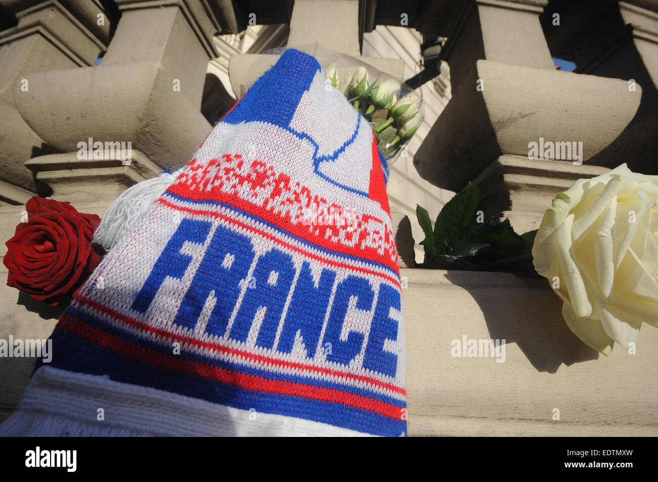 London, Vereinigtes Königreich, Vereinigtes Königreich. 9. Januar 2015. Dutzende von Menschen hat Nachrichten, Blumen und symbolische schreiben Utencils an der Wand außerhalb der französischen Botschaft in London nach 12 Personen wurden in das Amt des französischen Zeitschrift Charlie Hebdo am Mittwoch, den 7. Januar erschossen. Mahnwachen haben in ganz Großbritannien, diejenigen zu Ehren, die brutal Hauptquartier der Zeitungen in Paris ermordet wurden stattgefunden. Bildnachweis: Gail Orenstein/ZUMA Draht/Alamy Live-Nachrichten Stockfoto