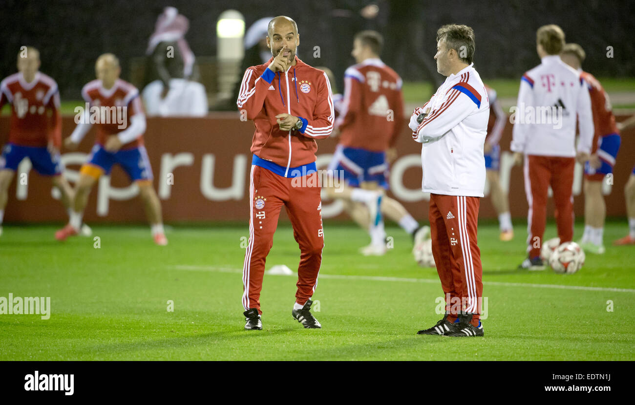 Doha, Katar. 9. Januar 2015. Münchens Trainer Pep Guardiola (C) spricht mit Co-Trainer Domenec Torrent (R) während einer Trainingseinheit in Doha, Katar, 9. Januar 2015. Bayern München bleibt in Katar bis 17. Januar 2015, für die zweite Hälfte der deutschen Fußball-Bundesliga-Saison vorzubereiten. Foto: SVEN HOPPE/Dpa/Alamy Live News Stockfoto