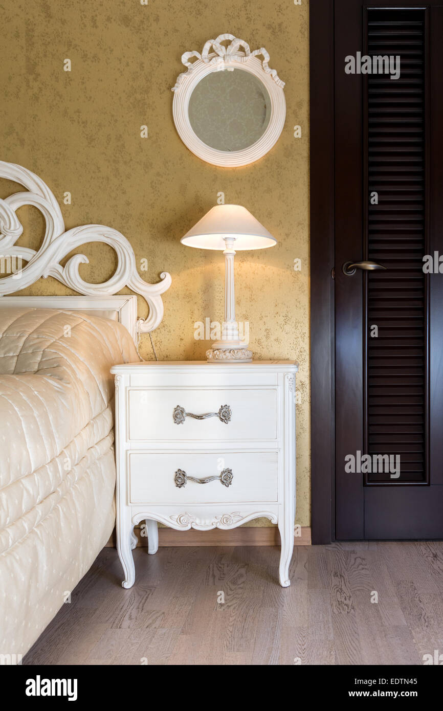 Weiße Vintage-Stil Nachttisch mit Lampe in einem Schlafzimmer  Stockfotografie - Alamy