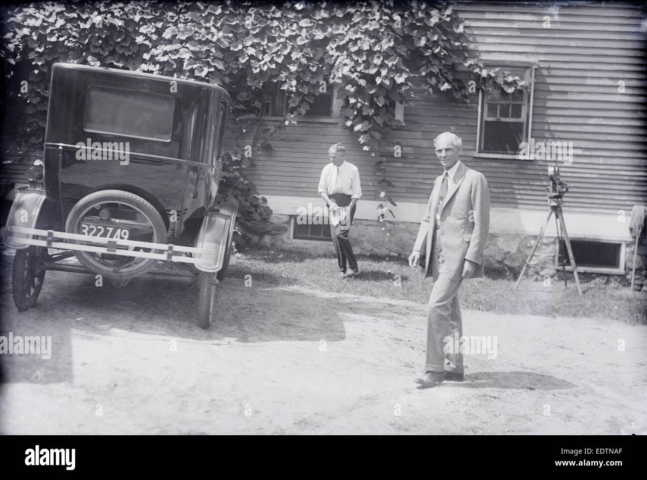 Antike 1923 Foto, Henry Ford im Wayside Inn, Sudbury, Massachusetts, USA. Henry Ford (30. Juli 1863 – 7. April 1947) war ein US-amerikanischer Industrieller, Gründer der Ford Motor Company. Ford kaufte das Wayside Inn im Jahr 1923. Stockfoto