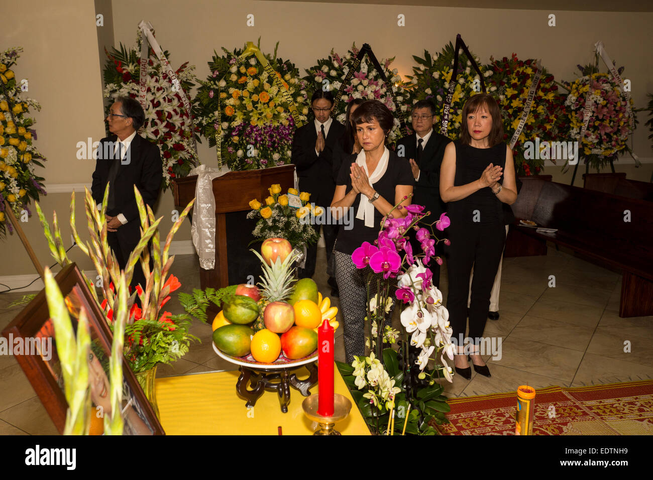 Familienmitglieder, Freunde, trauernden an vietnamesischen Trauerfeier, Little Saigon Bezirk, Stadt von Westminster, Kalifornien Stockfoto