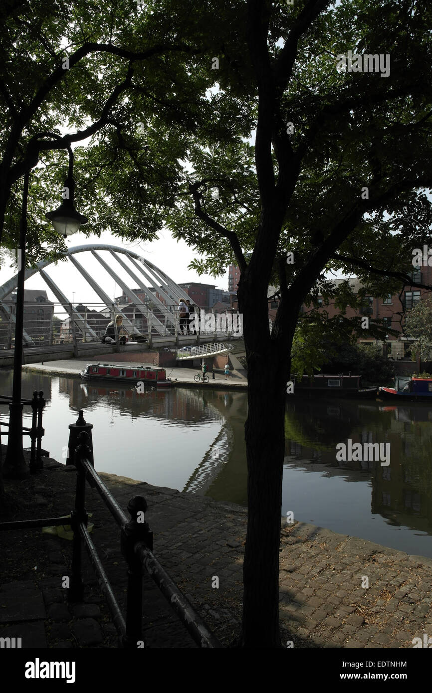 Sonnigen Porträt von Katalanisch Wharf mit Baum, Krämerbrücke, mit Menschen und Lady Künstler, Castlefield Canal Basin, Manchester Stockfoto