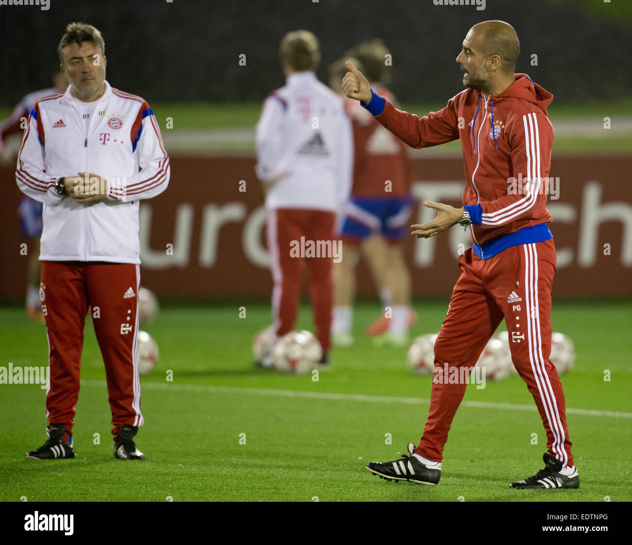 Doha, Katar. 9. Januar 2015. Münchens Trainer Pep Guardiola (R) spricht mit Co-Trainer Domenec Torrent während einer Trainingseinheit in Doha, Katar, 9. Januar 2015. Bayern München bleibt in Katar bis 17. Januar 2015, für die zweite Hälfte der deutschen Fußball-Bundesliga-Saison vorzubereiten. Foto: Sven Hoppe/Dpa/Alamy Live News Stockfoto