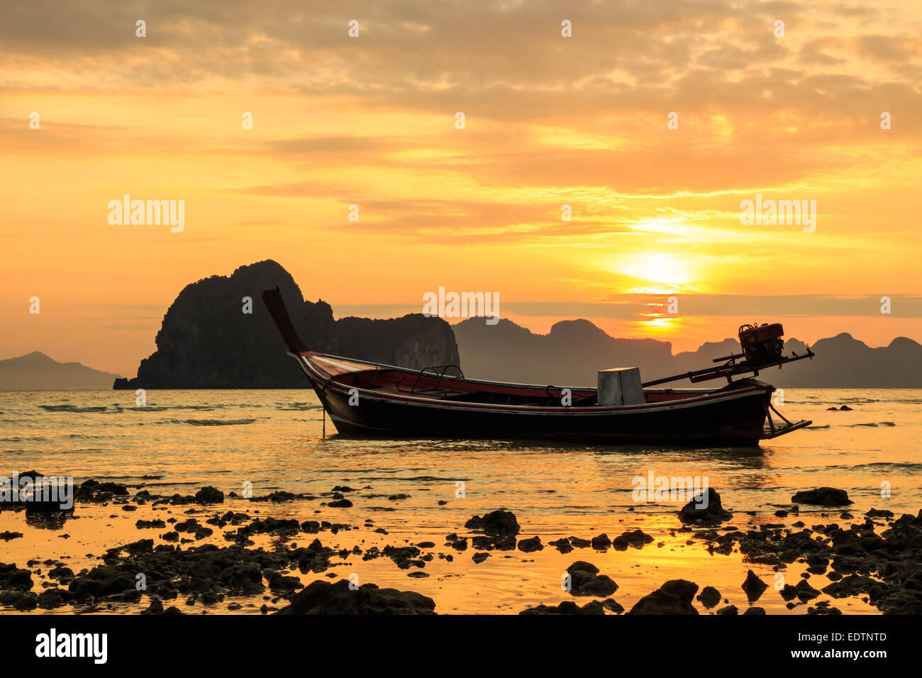 Boot am Strand und Sonnenaufgang im Sommer bei Trang, Thailand Stockfoto