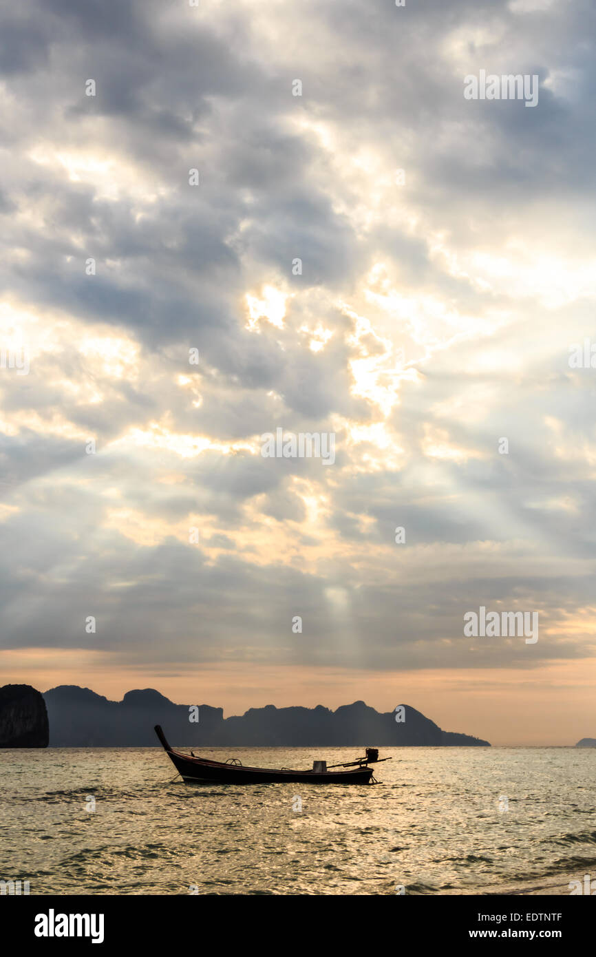 Boot am Meer und Himmel mit Sonnenstrahl in Trang, Thailand Stockfoto