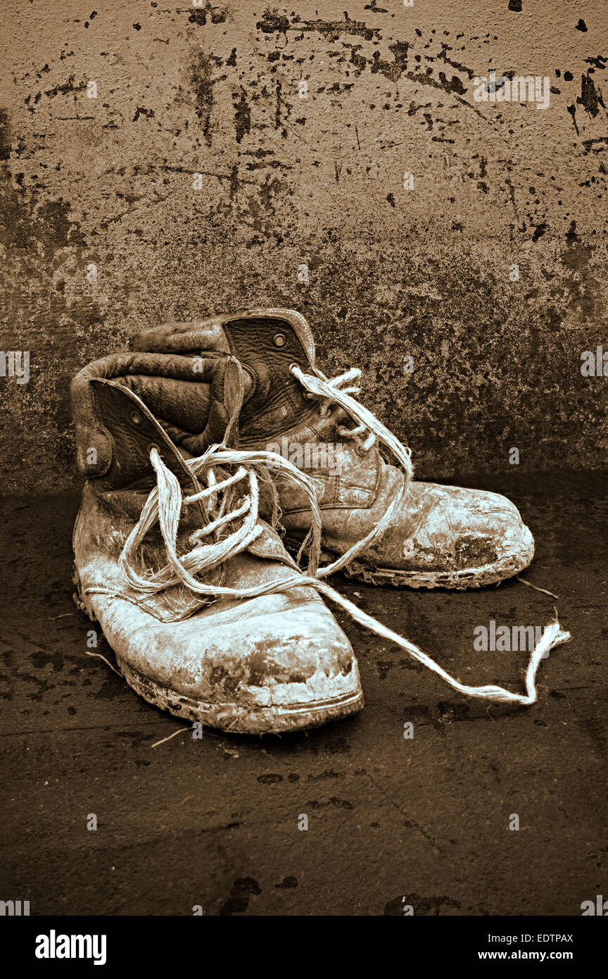 Schmutzige alte Schwarze Lederschuhe im Grunge-Stil. Stockfoto