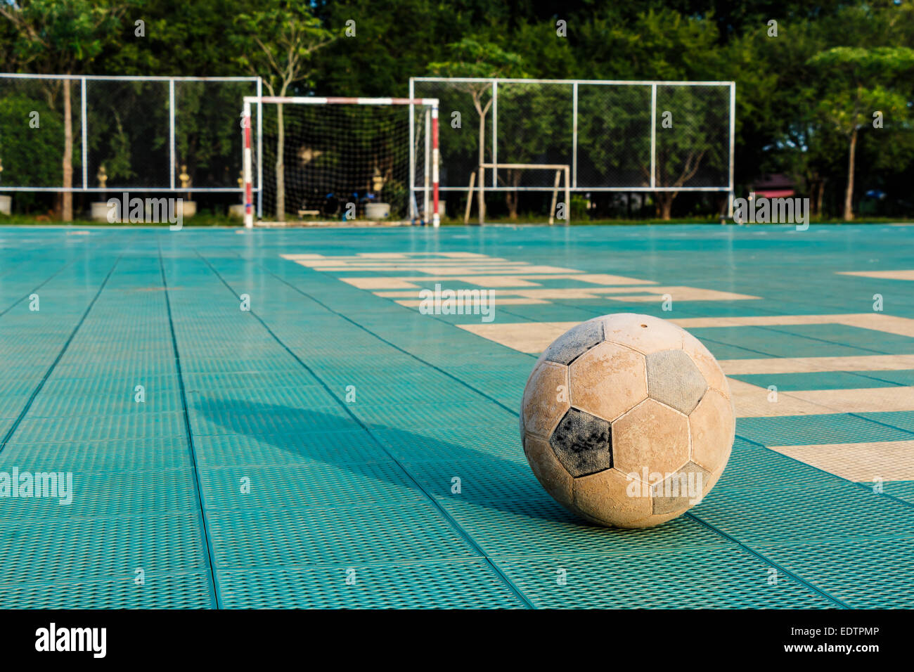 Alte Fußball am Hof in ländlichen Schule Urlaub Stockfoto