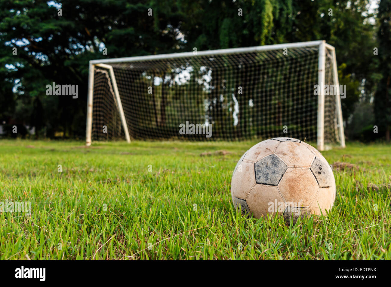 Alte Fußball auf Rasen in ländlichen Schule Stockfoto